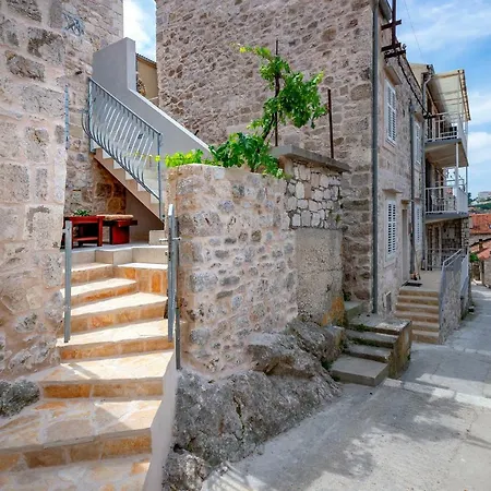 Апартаменти Old Town Mare