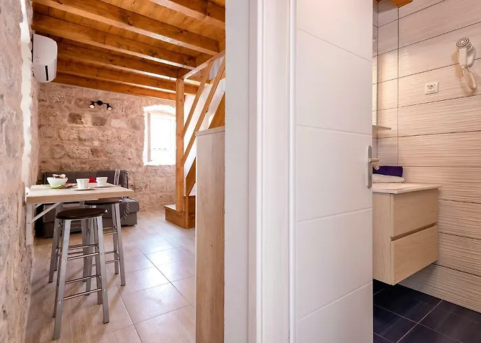 Old Town Mare 赫瓦尔